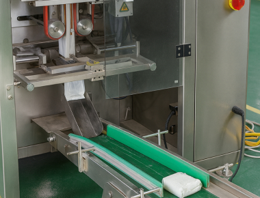 Solution intégrée pour machine d'emballage de sel : conditionnement vertical grande vitesse et ensachage à gueule ouverte